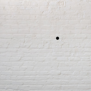 focalizzi su puntino nero o parete bianca