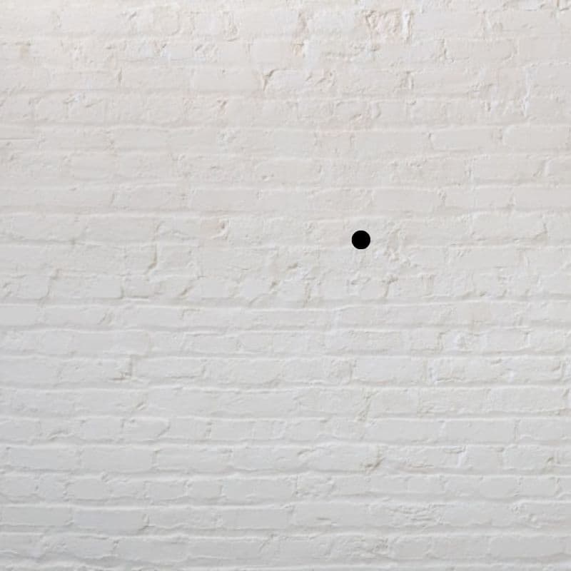 focalizzi su puntino nero o parete bianca